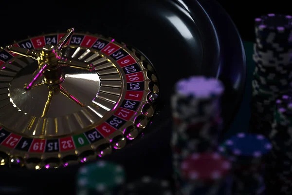 Proses deposit QRIS dengan scan kode di layar ponsel